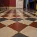 L'appartamento presenta unantica pavimentazione a scacchiera con mattonelle rosse, bianche e nere...